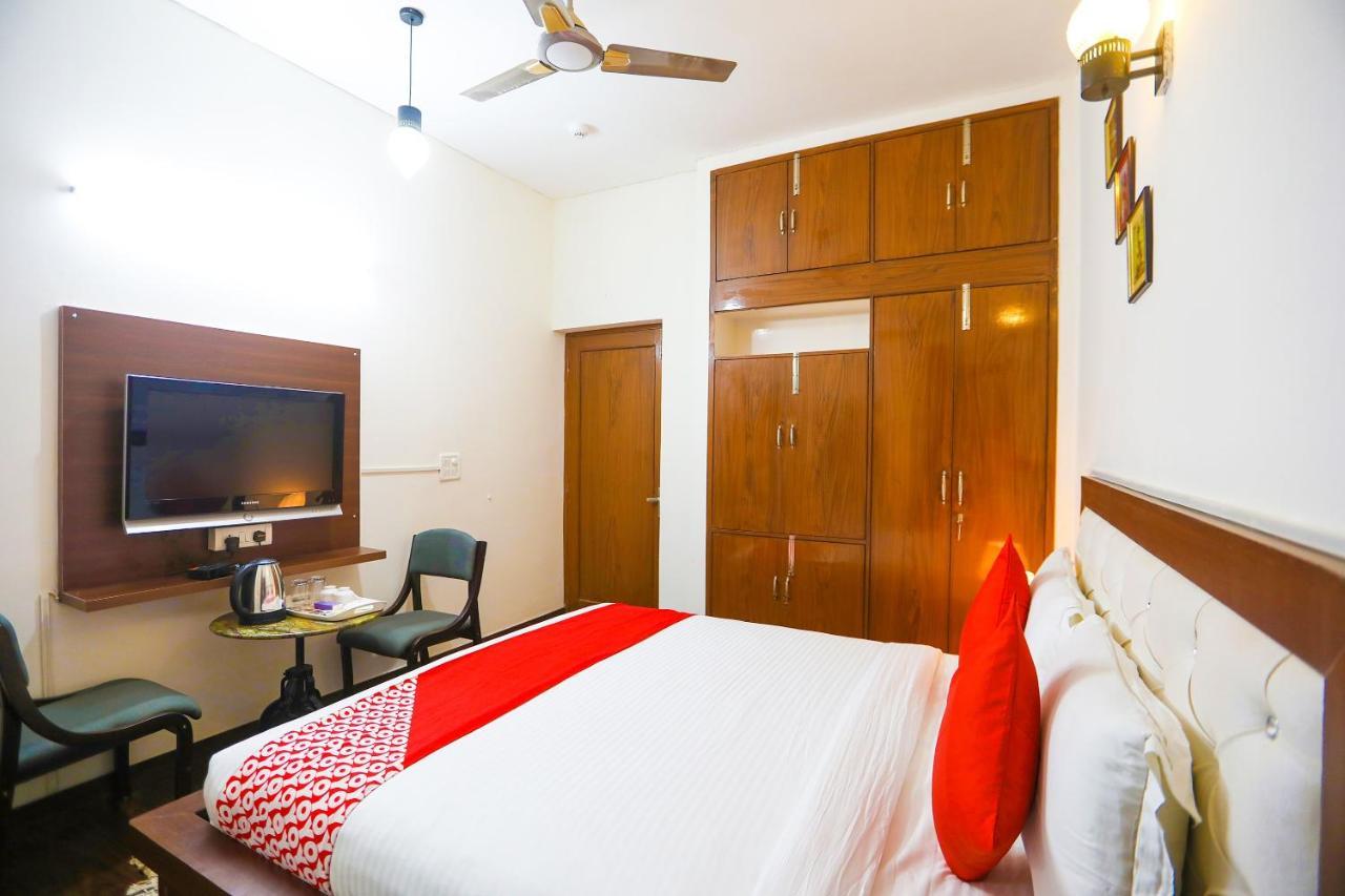 Oyo 62702 Golden Home Stay Nuova Delhi Esterno foto