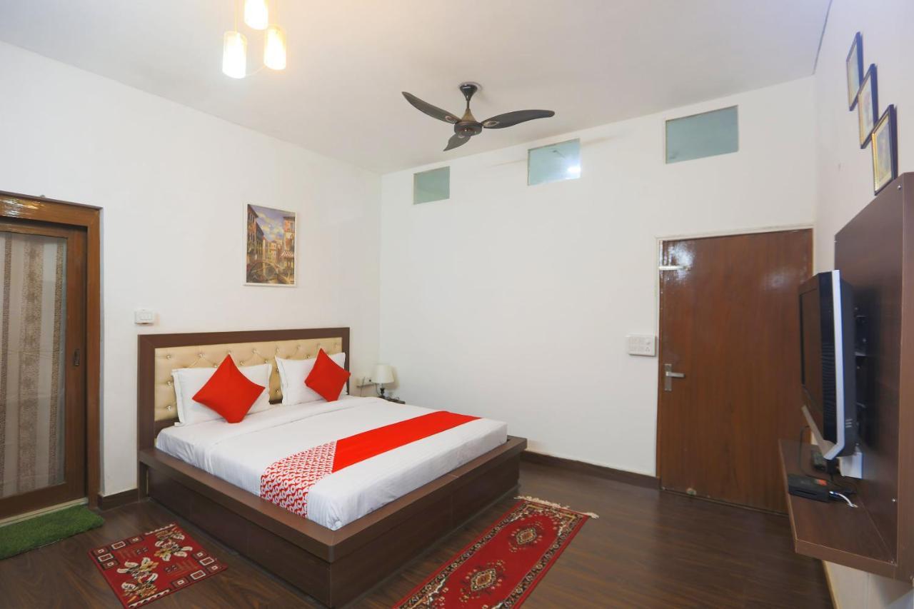 Oyo 62702 Golden Home Stay Nuova Delhi Esterno foto