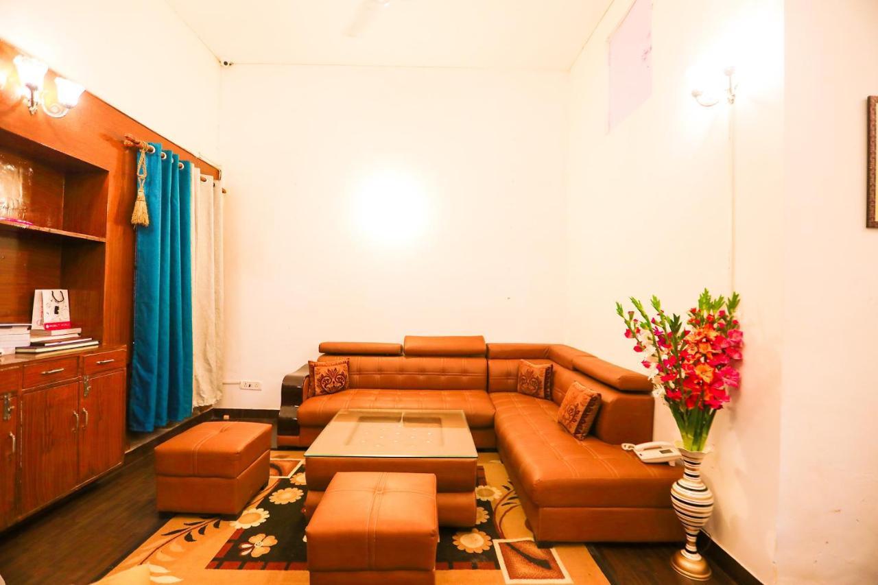 Oyo 62702 Golden Home Stay Nuova Delhi Esterno foto