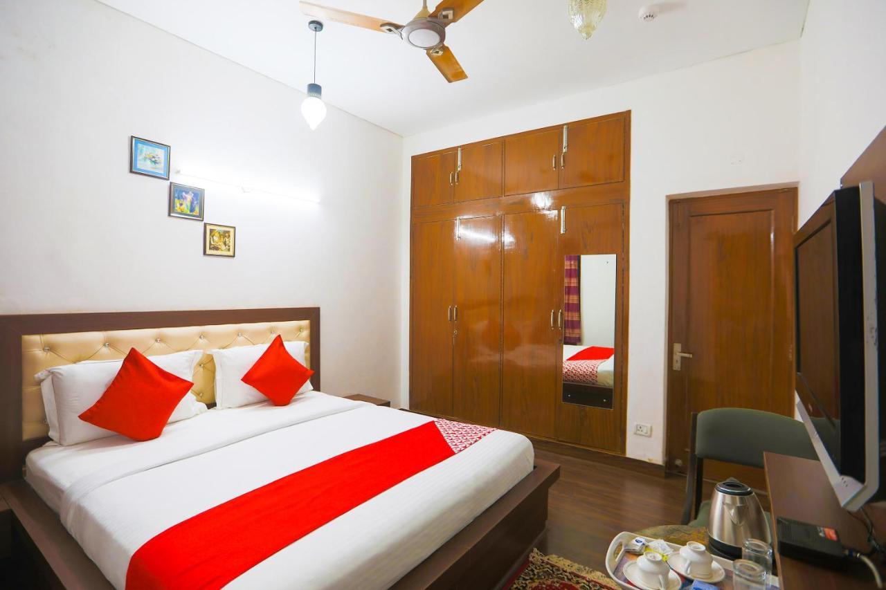 Oyo 62702 Golden Home Stay Nuova Delhi Esterno foto
