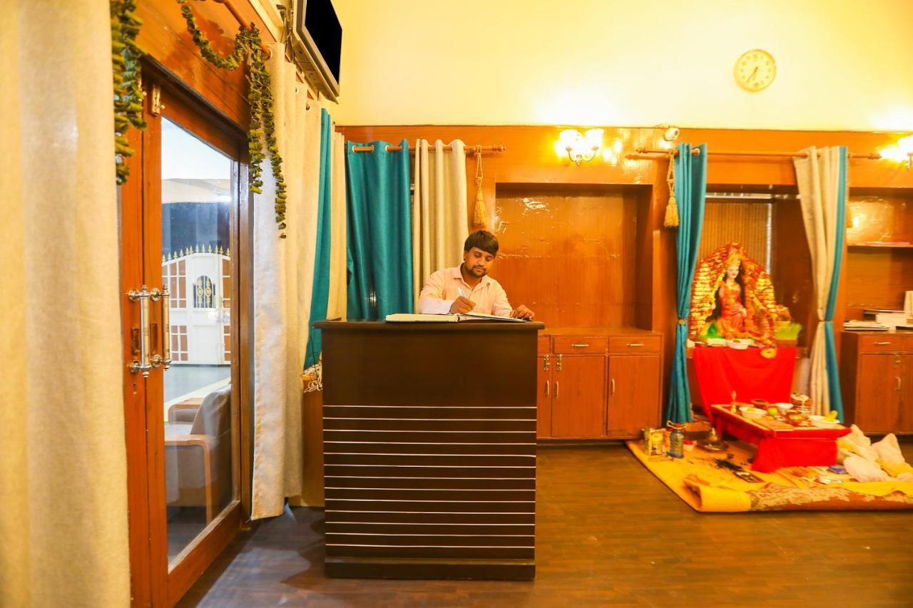 Oyo 62702 Golden Home Stay Nuova Delhi Esterno foto