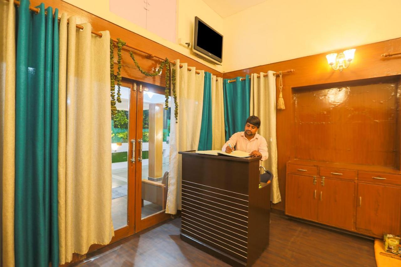 Oyo 62702 Golden Home Stay Nuova Delhi Esterno foto