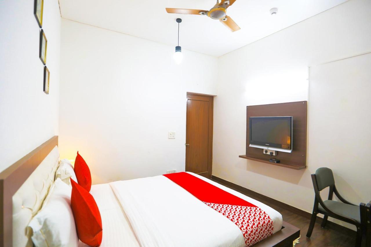 Oyo 62702 Golden Home Stay Nuova Delhi Esterno foto